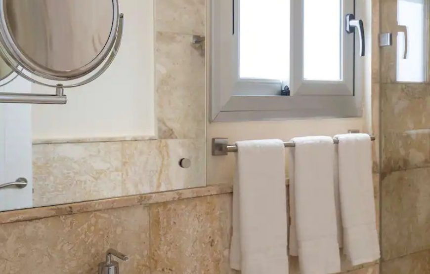 Premium Studio Suite with Whirlpool